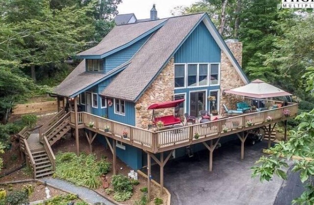 Creekside Cabin in Linville with seasonal views of lake, golf access and large deck with hot tub!