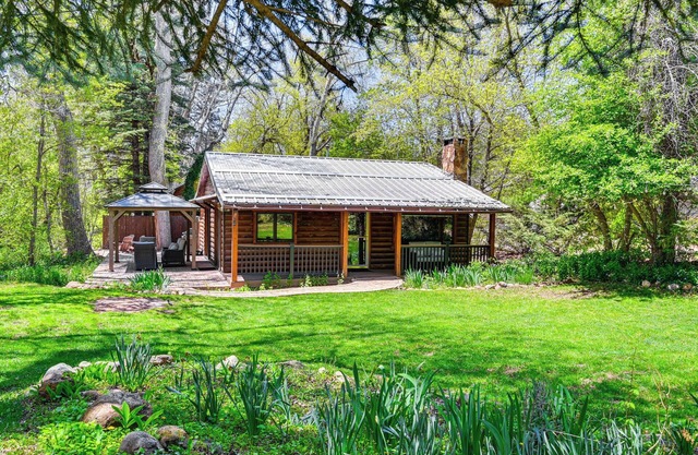 Creekside Cabin Retreat w/ Private Deck in Payson