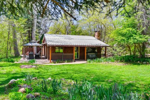 Creekside Cabin Retreat with Private Deck in Payson
