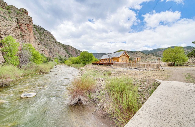 Creekside Cabin w/ Deck & Views in Panguitch!