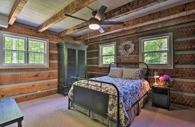 Creekside cabin w/hot tub, fireplace & trail