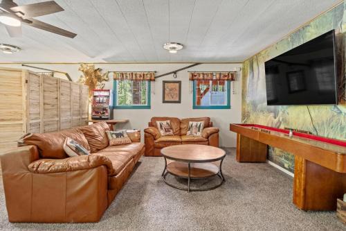 Creekside Cabin with Hot Tub-Fireplace-Pool Table