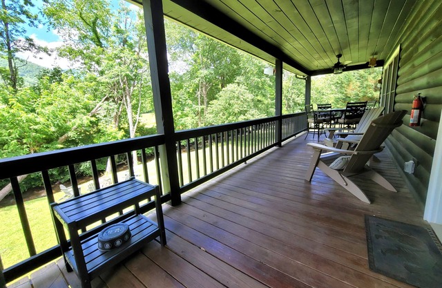 Creekside Cascades Cabin on High Tower Creek in Hiawassee. Pet Friendly!