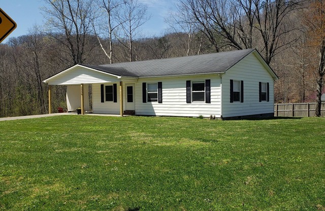 Creekside cottage home near Red River Gorge and Natural Bridge State Park