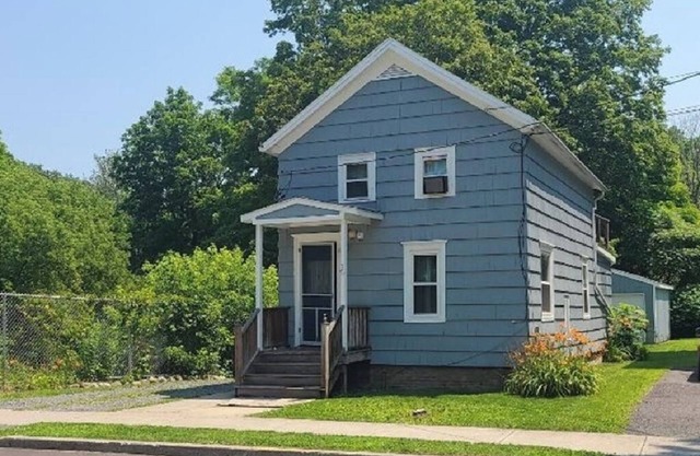 Creekside Cottage in Village of Moravia