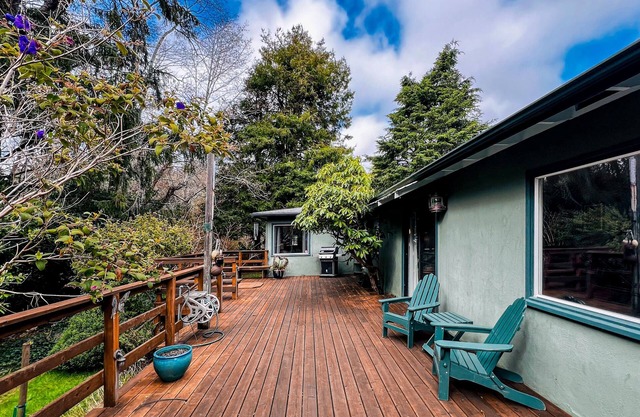 Creekside dog-friendly home 2-min drive to beach - hear the ocean from the deck