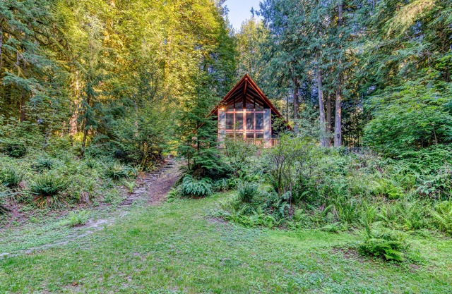 Casa Creekside con bañera de hidromasaje privada, terraza increíble y excelentes vistas al bosque.