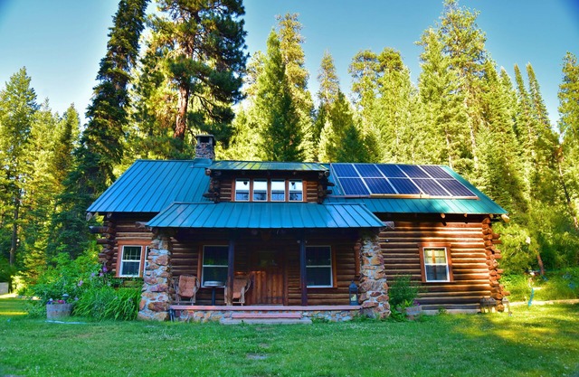 Cabaña de madera Creekside ubicada entre los pinos de la ciudad de Idaho
