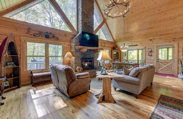 Creekside Maggie Valley Cabin: 2 Mi to Skiing!