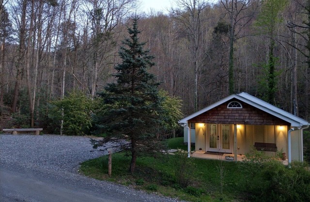 Creekside Retreat: Sencilla cabina de lujo, espectacular! En el río, cerca de Weaverville, Asheville y mucho más.