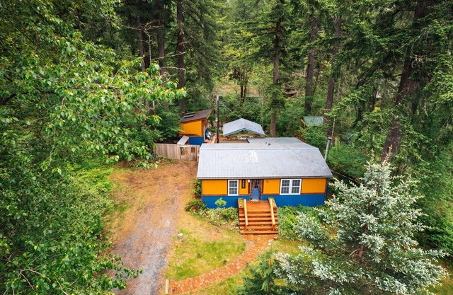 CreeksideCabin at Mt.Rainier dog friendlyFreshOrganicEggs