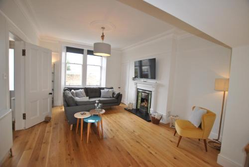 Creel Cottage- stylish cottage near the sea