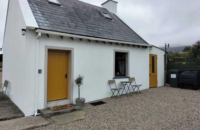 Creeslough - 2 Bed Cottage - Pet Friendly - Garden