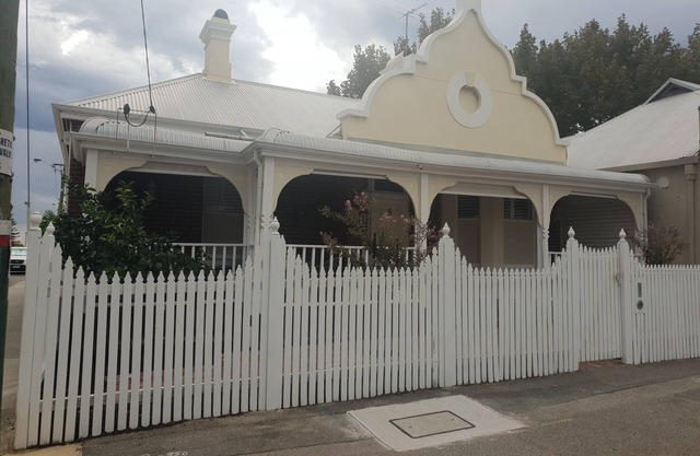 Crepe Myrtle Cottage in South Fremantle. Location + Wow factor