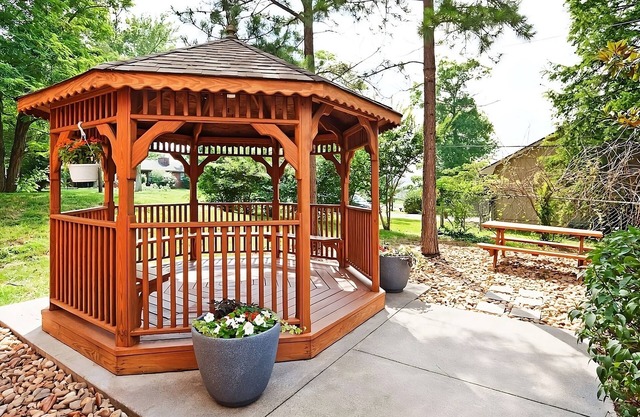 Crescent Bend House & Gardens Tour! Pets Allowed! FREE Parking & Laundry!