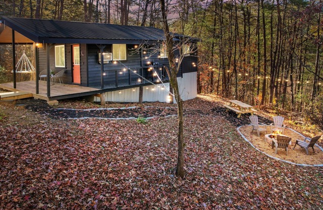 CRESCENT MOON CABIN - cozy, peaceful, secluded! Close to DT Ellijay&Blue Ridge!