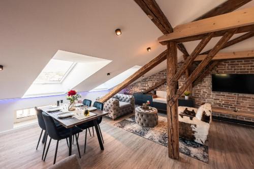 CREST - Riverside Lofts mit Parken I Balkon I Küche I Regendusche