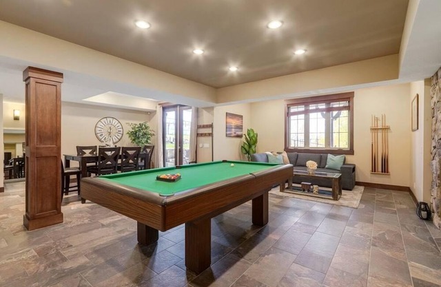 "Crestridge" 2bdrm lower suite w/pool table!