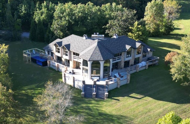 Crestview Estate 5 acres-heated pool-5min to strip