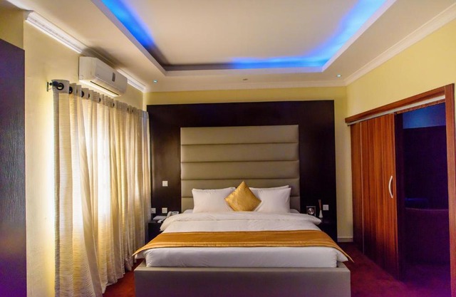 CribVille Hotel & Suites