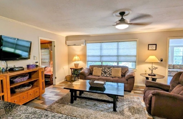 Cricket Hollow with Dock and private Lake Access Sleeps 6