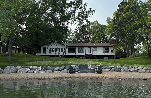 Crimson Beach Retreat- Family friendly beach get away on clear Buchanan Lake!