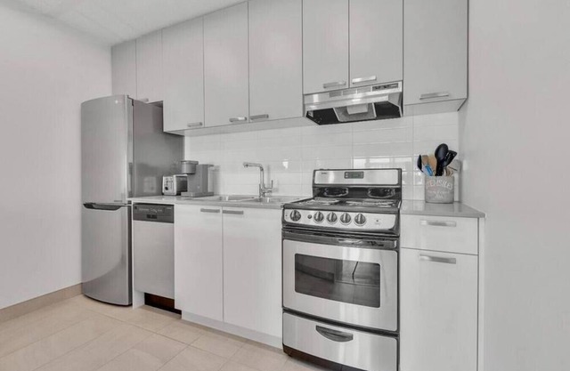 Crisp & Clean 1-BR Condo in Phenomenal Location