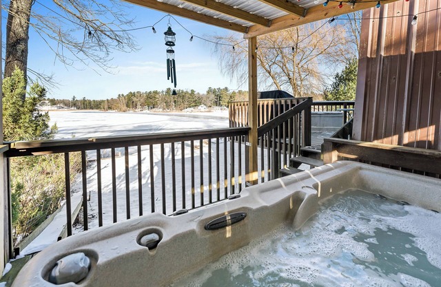 Crocker Lake Escape: A spacious 3-bedroom retreat with lake access and a hot tub.
