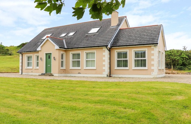 CROGHAN, pet friendly, with open fire in Portsalon, County Donegal