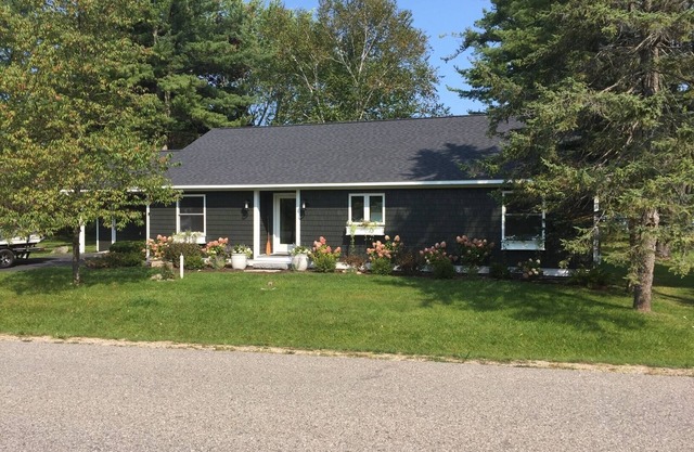 Crooked Lake Cottage - RECIENTEMENTE RENOVADO - ¡Esperas puestas de sol y botes paradisíacos!