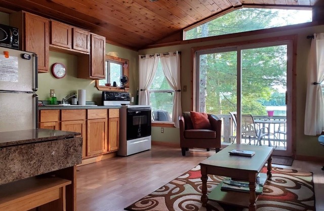 Crooked Lake Cottage-Lakefront Cabin