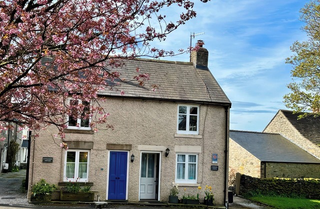 CROSS VIEW, pet friendly, with open fire in Litton, Derbyshire