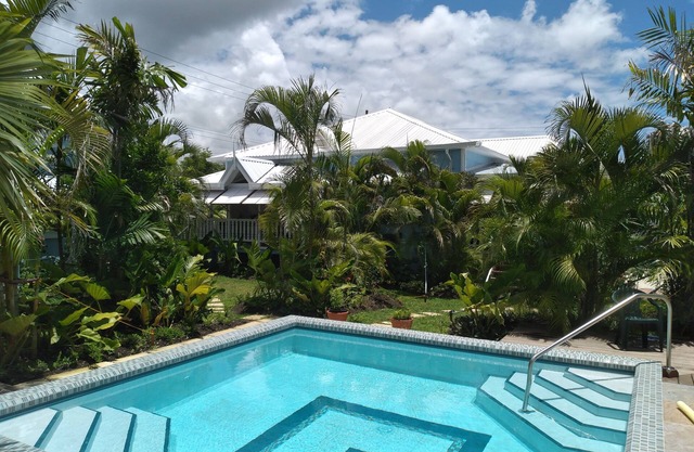 Crotona Garden 2 Bed Apt, Lush and Tropical with Pool. 2 Minutes Walk to Sea