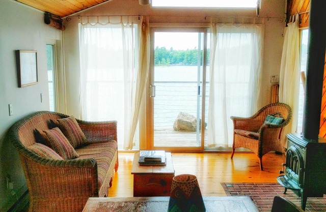 Crow Bay Cottage-Ontario, cabaña privada, frente al mar con bote de pontones