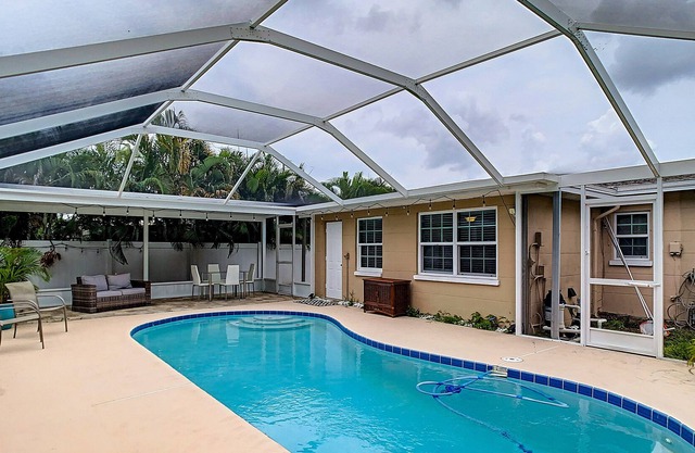 Crown Jewel of Clearwater II, 5 min to Beach, on Pinellas Trail