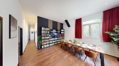 CROWN LIVING Design Loft, Küche, Bibliothek, Gartensitzplatz