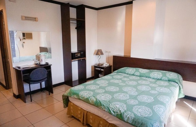 Crowne Garden Hotel