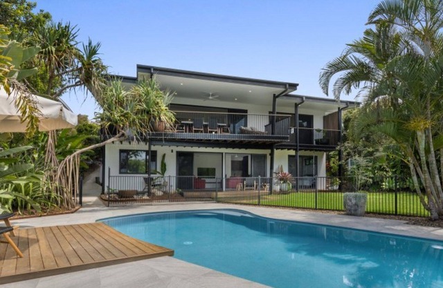 Crusoe Court 3 - Tropical Oasis