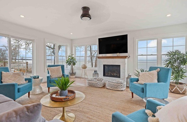 Crystal Beach Executive Waterfront Lakehouse
