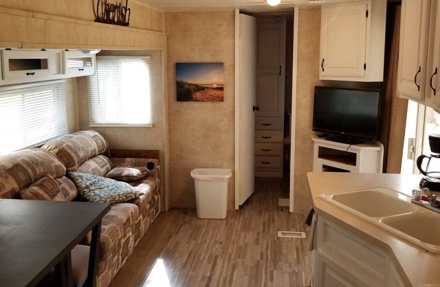 Crystal Camper - Large Two Bedroom Spacious RV w/Wooded Trail