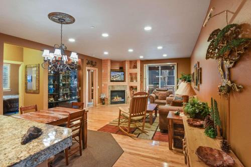 Crystal Charm Amazing 3 BDR Condo Close to Beaches Casinos & Skiing