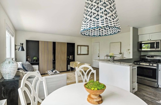 Crystal City Boutique Flats 2BR / Free Parking