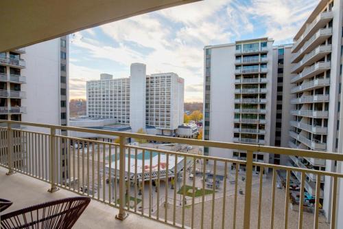 Crystal City Stay - Walk to Metro & Near Airport
