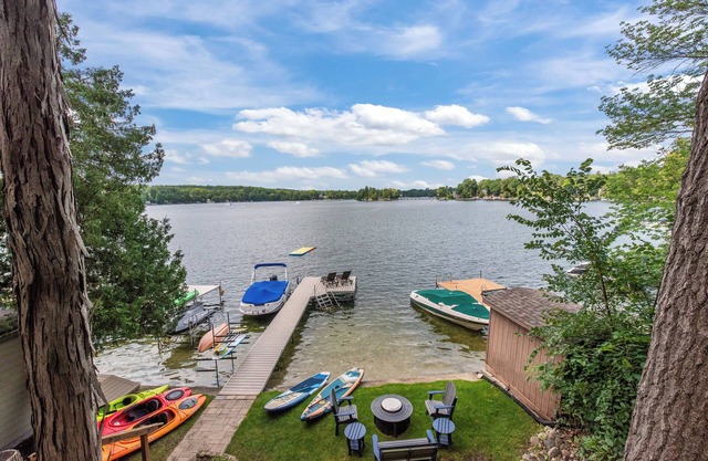 Crystal Clear Lake, Hot Tub, Kayaks, SUP & Firepit