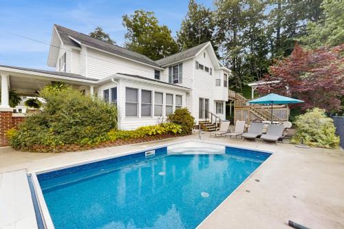 Crystal Lake Getaway