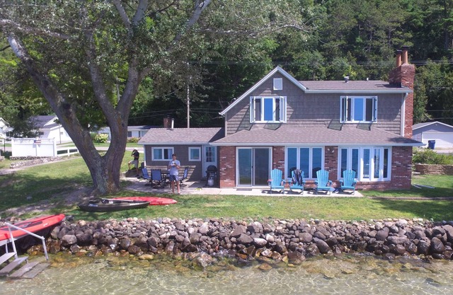 Crystal Lake Waterfront House, Central AC, 100' Private Beach, Dock, Kayaks