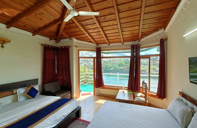 Crystal LakeView Homestay
