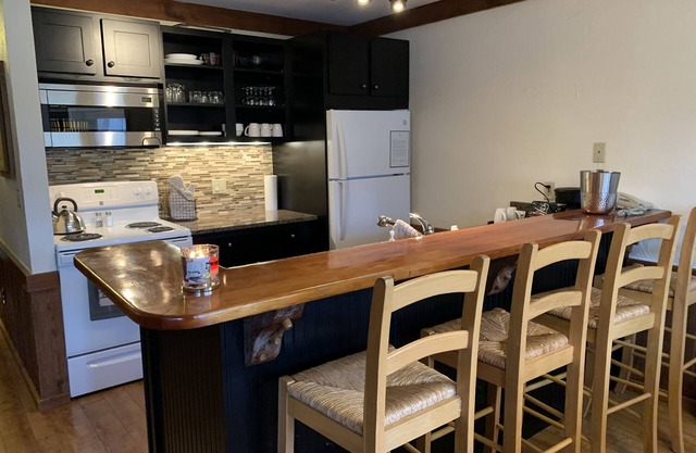 Crystal Mountain MI, Pinehurst 446, 1 Bed, sleeper sofa, see our specials!!