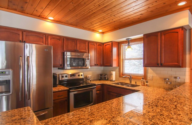 Crystal Mountain ski/golf home on the 10th hole, walk to the ski lifts!