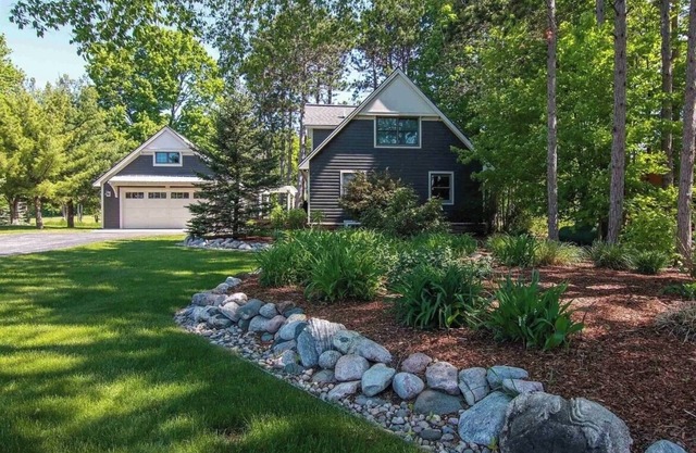 Crystal Mountain ski/golf home on the 10th hole, walk to the ski lifts!